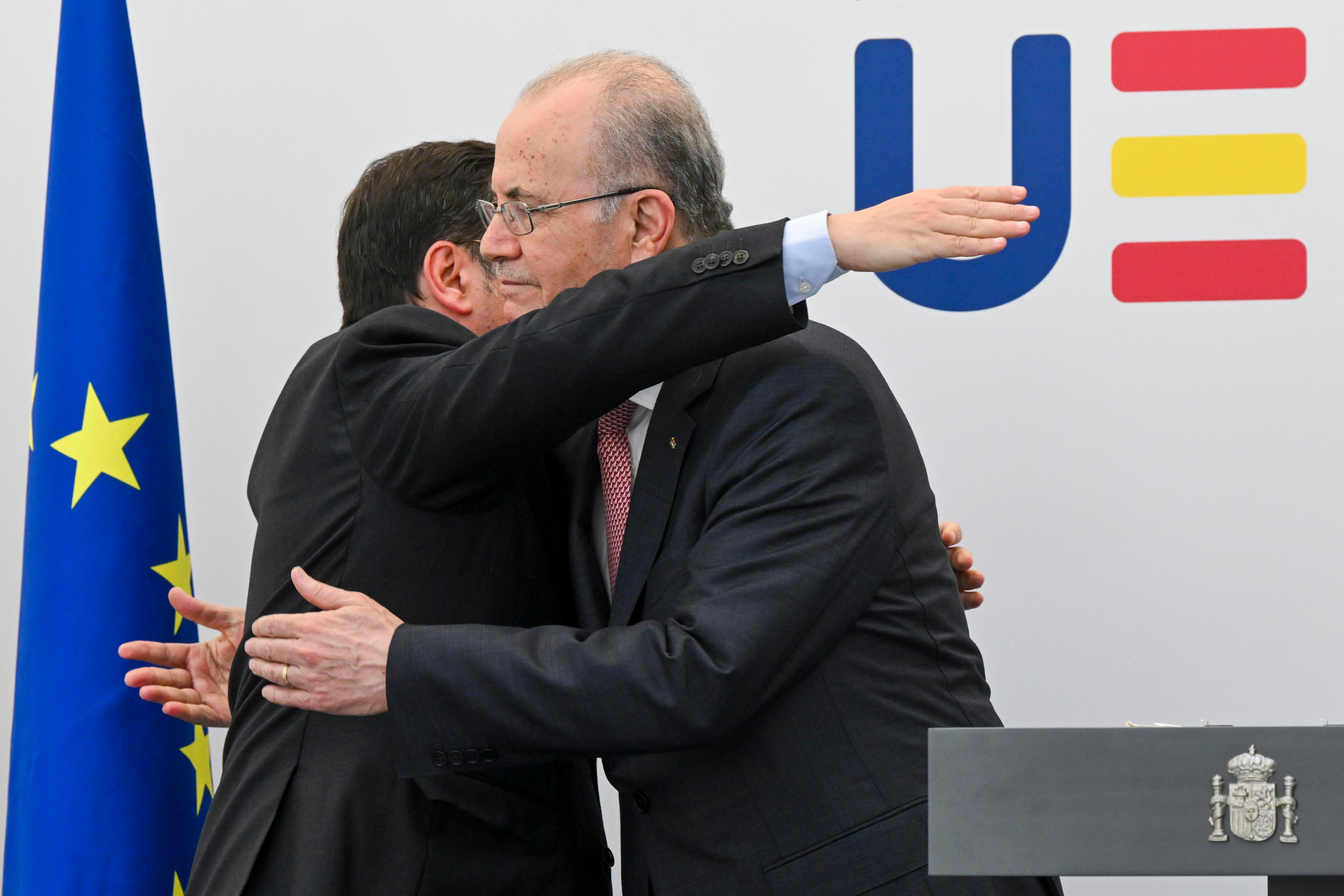 José Manuel Albares, ministro de Exteriores español, abraza a Mohammad Mustafa, primer ministro palestino, este domingo en Bruselas.