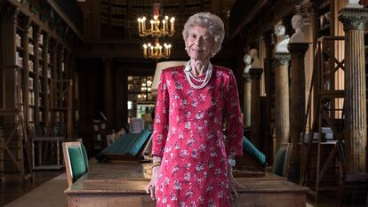 Hélène Carrere d'Encausse, en la biblioteca del Institut de France, en junio de 2021.