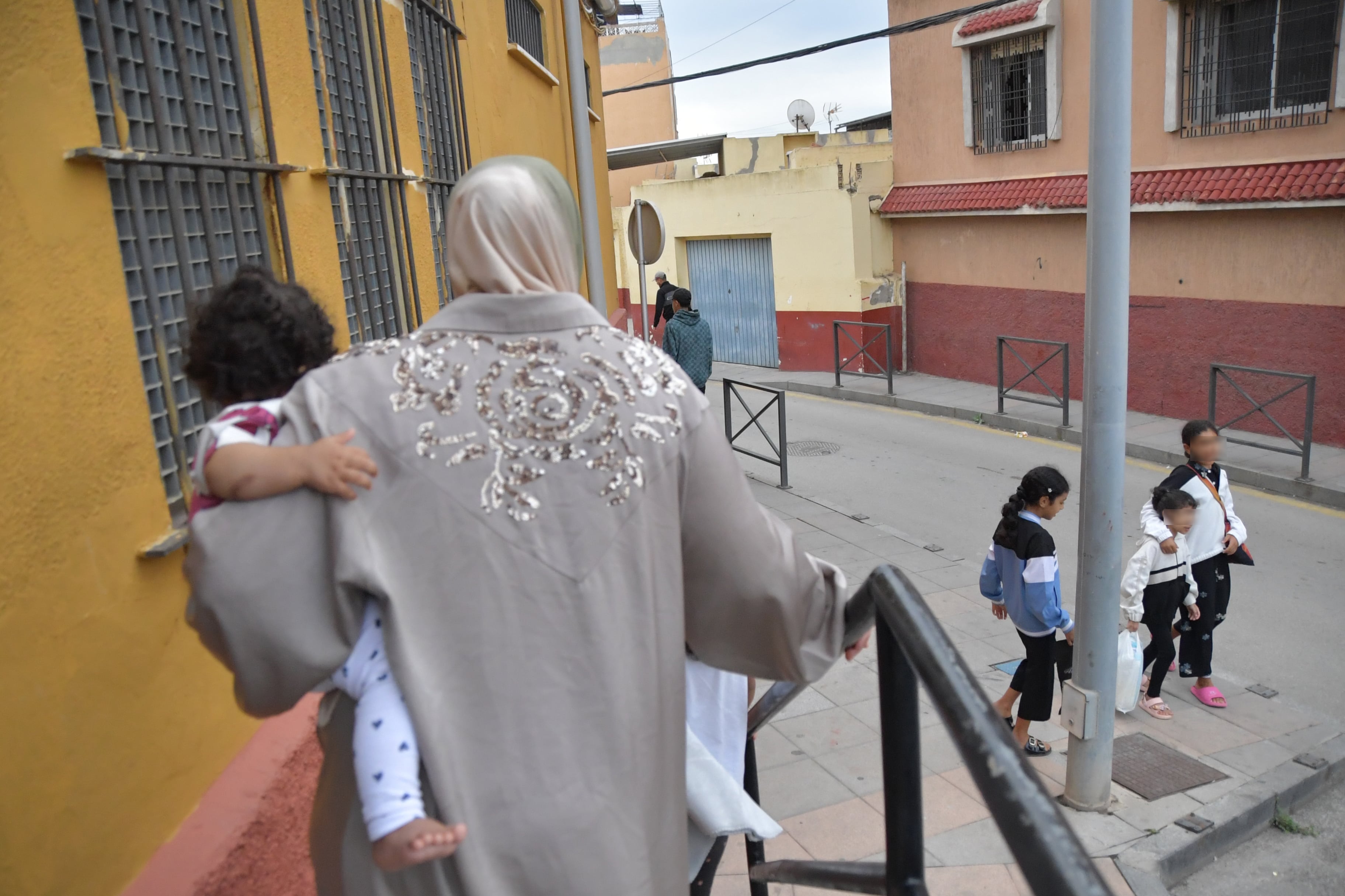 Tamo y sus cinco hijas, a la búsqueda de refugio en el barrio de El Príncipe tras llegar a nado a Ceuta