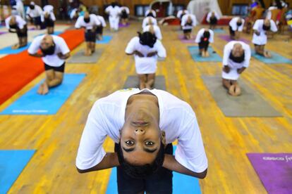Un grupo de estudiantes hacen una postura de yoga en Agartala (India). El primer ministro de India, Narendra Modi, ha alentado a la nación a que practique yoga para estimular su sistema inmunitario como defensa contra el coronavirus en un momento en que el país lleva una semana registrando máximos diarios de casos y un total de 410.000 afectados.