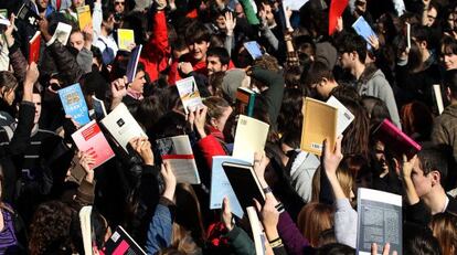 J&oacute;venes exhiben sus libros contra las cargas policiales de la &#039;primavera valenciana&#039;.