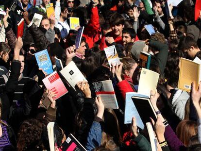 Un grupo de jóvenes exhiben sus libros contra las cargas policiales de la primavera valenciana, en 2012.
