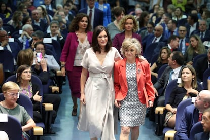 La nueva minista de sanidad, Maria Luisa Carcedo, junto a la ya exministra Carmen Monton, asiste al cambio de cartera en el Ministerio de Sanidad. 