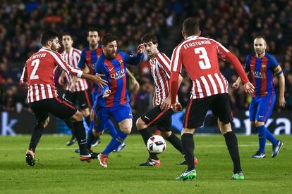 Leo Messi intenta superar la defensa del Athletic durante el partido de vuelta de octavos de final de la Copa del Rey.