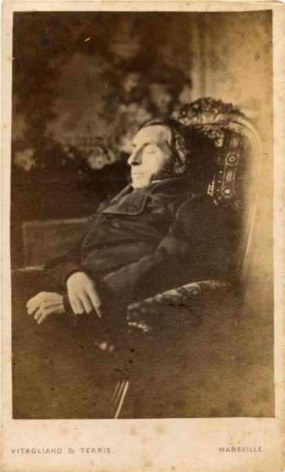 Retrato de hombre difunto (Marsella, Francia). Tarjeta de visita de entre 1850 y1860. Colección Julio José García Mena.