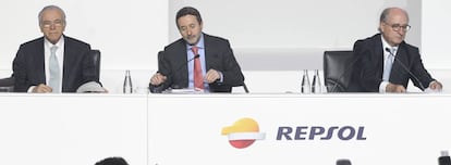 Isidro Fainé, presidente de Fundación La Caixa, junto a Josu Jon Imaz, consejero delegado de Repsol y Antonio Brufau, presidente, en la junta de 2016.