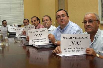 Martínez (segundo por la derecha) y otros miembros de la junta exiben el lema de la manifestación.