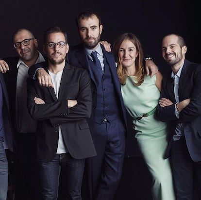 De izda. a dcha., Xavi Sancho, Tom C. Avendaño, Lucas Arraut, Paloma Lorenzo y Daniel García, equipo fundador de ICON, en una fiesta en noviembre de 2015.