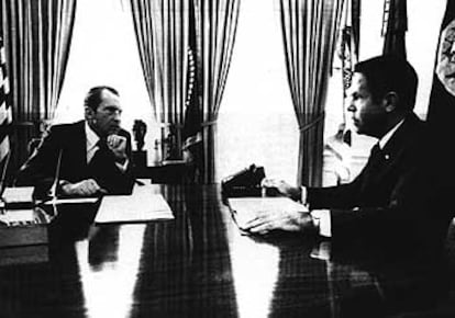 Nixon con su ayudante H. R. Haldeman, jefe de todos los consejeros presidenciales, en el despacho Oval de la Casa Blanca en julio de 1973.