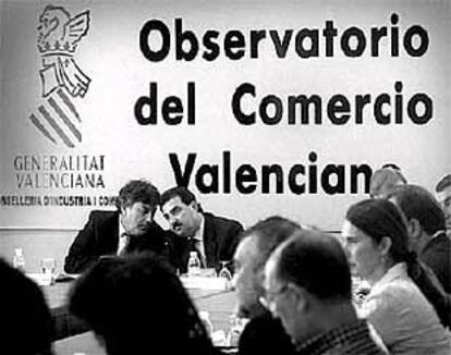 El director de Comercio, Joaquín Berenguer, y Fernando Castelló, ayer, en la reunión del Observatorio.