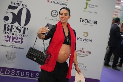 Cristina Pedroche se hace un selfi en un photocall durante su embarazo, en junio.