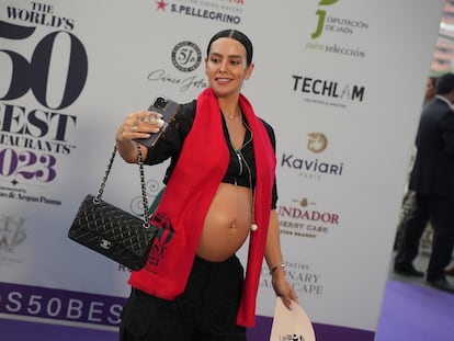 Cristina Pedroche se hace un selfi en un photocall durante su embarazo, en junio.