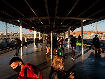 Los pasajeros esperan la llegada del tren en la estación de Vallecas, en la línea C-7 de Renfe que une Alcalá de Henares y Atocha.