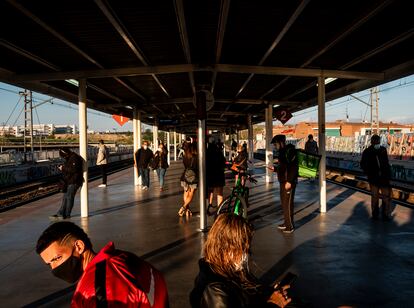 Los pasajeros esperan la llegada del tren en la estación de Vallecas, en la línea C-7 de Renfe que une Alcalá de Henares y Atocha.