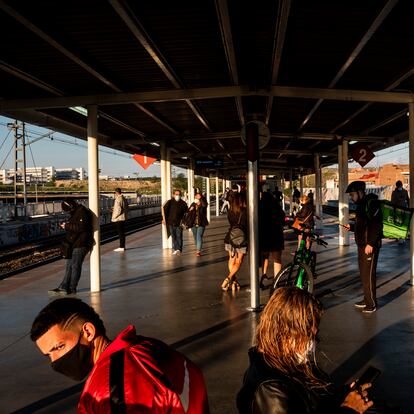 Los pasajeros esperan la llegada del tren en la estación de Vallecas, en la línea C-7 de Renfe que une Alcalá de Henares y Atocha.