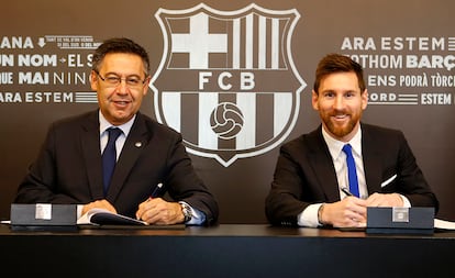 Bartomeu y Messi en la renovación del 10, en 2017.