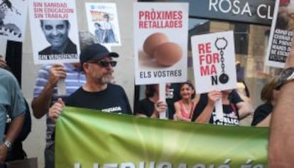 Manifestantes con carteles contra las reformas.