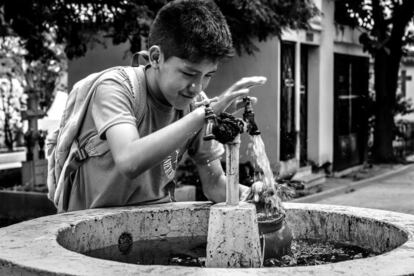 En el Cementerio General de Cochabamba hay varias fuentes que los chicos utilizan para llenar sus cántaros y poder desempeñar su trabajo. Unas veces les mandan limpiar tumbas; otras, cambiar el agua de los floreros. Estos chavales están en la puerta del cementerio, esperando que haya algún cliente, aunque hay tantos trabajando allí que la competencia provoca que no ganen mucho dinero. Aseguran que trabajaban fuera de su horario escolar, en puentes, fines de semana y vacaciones, para sacarse un dinero para sus gastos o para contribuir a la economía familiar.