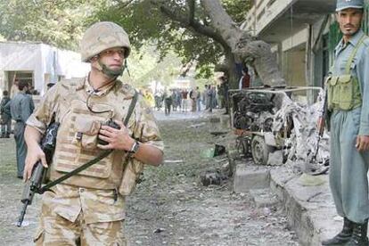 Un soldado británico acude al lugar del atentado ayer en Kabul.