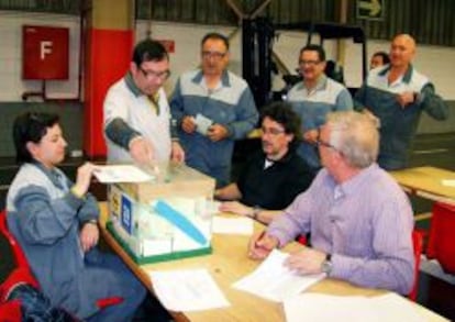 Trabajadores de la factoría de Opel en Figueruelas, durante la votación del preacuerdo del nuevo convenio. 