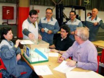 Trabajadores de la factoría de Opel en Figueruelas, durante la votación del preacuerdo del nuevo convenio. 