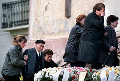 Familiares de la mujer asesinada junto a sus tres hijos, a su llegada al funeral el pasado viernes.