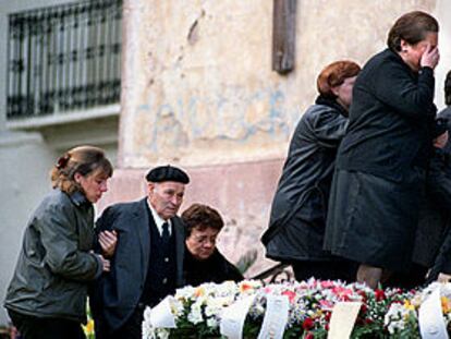 Familiares de la mujer asesinada junto a sus tres hijos, a su llegada al funeral el pasado viernes.