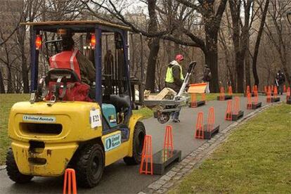 Varios obreros trabajan en la preparación de los soportes de las puertas en Central Park.