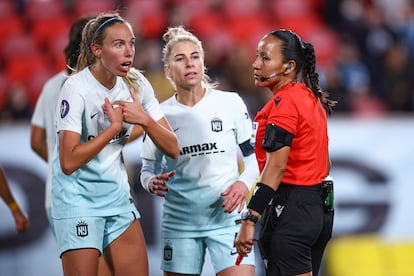 Maitane López reacciona ante una árbitra el pasado miércoles después de que pitara una falta durante un amistoso de su equipo, el NJ/NY Gotham, ante el Tigres en Harrison (Nueva Jersey).