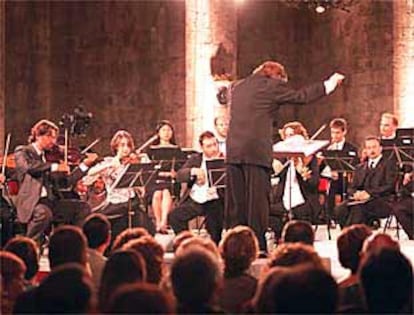 Jordi Savall dirigiendo a la Capella Reial de Catalunya el sábado por la noche en la iglesia de Torroella de Montgrí.