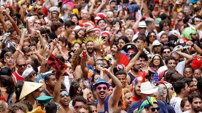 Participantes en el Carnaval callejero de Río en 2020, días antes de que se detectara en Brasil el primer caso de la covid.