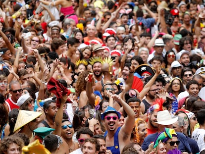 Participantes en el Carnaval callejero de Río en 2020, días antes de que se detectara en Brasil el primer caso de la covid.
