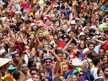 Participantes en el Carnaval callejero de Río en 2020, días antes de que se detectara en Brasil el primer caso de la covid.