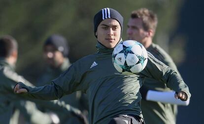 Paulo Dybala, de la Juventus, durante un entrenamiento previo al partido contra Olympiacos.