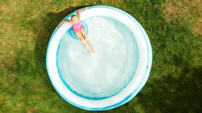 Artículo de EL PAÍS Escaparate que describe las ventajas de uso de la piscina hinchable Intex para el jardín de casa.