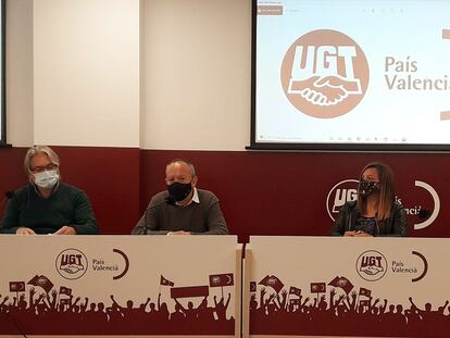 En el centro, Ismael Sáez, secretario general de UGT-PV, flanqueado por Tino Calero e Isabel López, durante la presentación del 9º Congreso Nacional en la sede del sindicato.