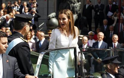Felipe ayuda a la reina Letizia a subir a un Rolls Royce Phantom IV 4AF18 para recorrer las calles de Madrid hasta el palacio Real en los actos de proclamación del rey Felipe VI. Para tan importante día, los nuevos Reyes utilizaron el mismo coche en el que recorrieron las calles de Madrid el día de su boda.