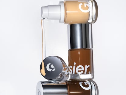 Uno de los superventas de Glossier: el fondo de maquillaje ligero Stretch Fluid Foundation.