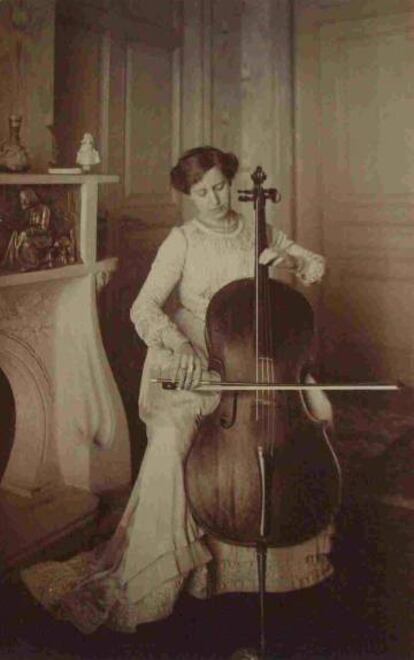 Francesca Vidal, company de Pau Casals, de jove, tocant el violoncel.