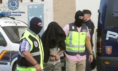 Agentes de la Policía Nacional detienen al presunto yihadista en Mérida.