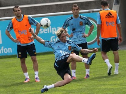 Torres intenta un remate ante Negredo y Soldado