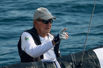 Juan Carlos I abordo del Bribón, en la salida para participar en la última jornada de la VIII Regata Rey Juan Carlos I Corte Inglés, en septiembre de 2023.