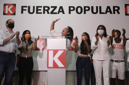 La candidata presidencial Keiko Fujimori del partido Fuerza Popular emitió un discurso en el cual reconoció el primer lugar de Pedro Castillo, candidato del partido Perú Libre, durante la primera jornada electoral celebrada en el país.