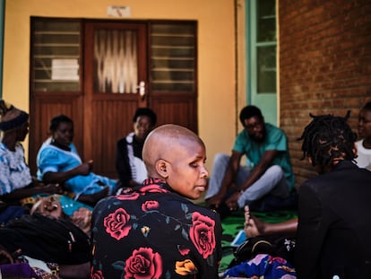 Una de las pacientes de cáncer de cuello uterino del hospital Central Queen’s Elizabeth, en Malaui, se reúne en uno de los grupos de apoyo para mujeres con esta enfermedad.