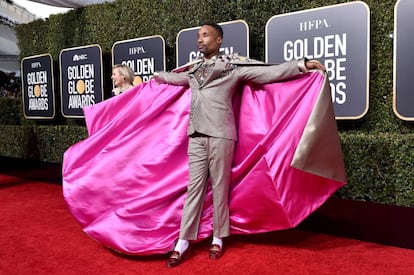 Billy Porter en la alfombra roja de los Globos de Oro 2019 con un traje de Randi Rahm.