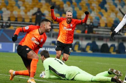 Dentinho, a la izquierda, tras marcar el primer gol del Shakhtar, con Courtois sobre el csped y Marlos celebrando el tanto.