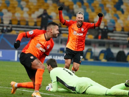 Dentinho, a la izquierda, tras marcar el primer gol del Shakhtar, con Courtois sobre el césped y Marlos celebrando el tanto.