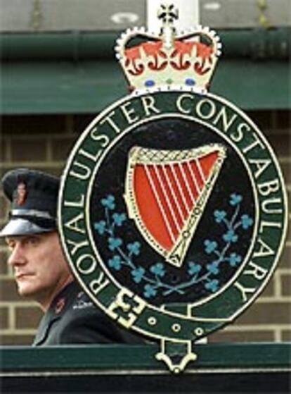 Este era el emblema de la Royal Ulster Constabulary, la policía de Irlanda del Norte que estrena nombre en tiempos de paz. Ahora se llamará Servicio de Policía de Irlanda del Norte.