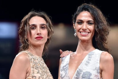 Las actrices italianas Silvia D'Amico (i) y Roberta Mattei (d) llegan al estreno de la película 'Non essere cattivo'