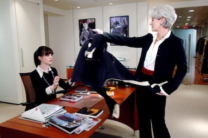 Anne Hathaway y Meryl Streep, en la adaptación cinematográfica de 'El diablo viste de Prada', de 2006, interpretando los supuestos trasuntos de Weisberger y Anna Wintour, respectivamente.